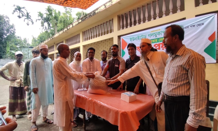 বন্যার্তদের মাঝে ইউনাইটেড  গলমুকাপন ট্রাস্টের খাদ্য বিতরণ