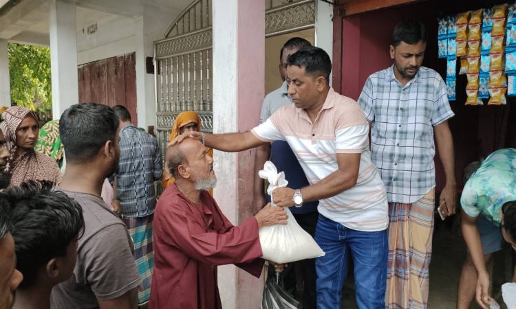 বন্যা দুর্গতদের মধ্যে ব্যবসায়ী আবুবকরের চাল বিতরণ