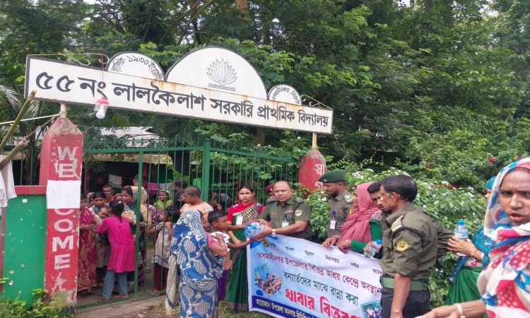 ওসমানীনগরে বন্যার্তদের মাঝে আনসার ও ভিডিপির খাবার ও বিশুদ্ধ পানি বিতরণ