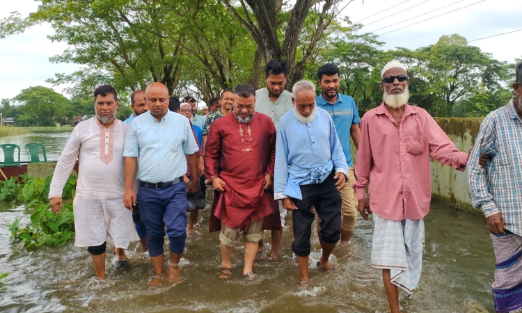 বন্যাদূর্গত এলাকা চষে বেড়াচ্ছেন প্রতিমন্ত্রীর ভাই