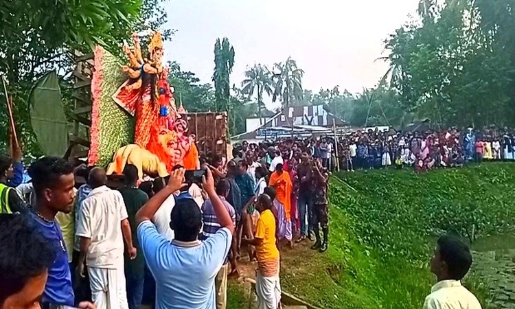 বড়লেখায় বিসর্জনের মধ্য দিয়ে শেষ হলো দুর্গোৎসব