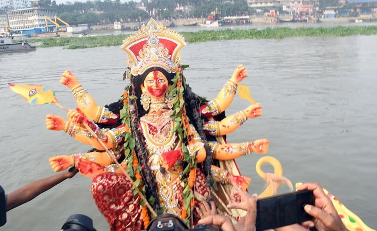 বিসর্জনের মধ্যদিয়ে শেষ হলো দুর্গোৎসব